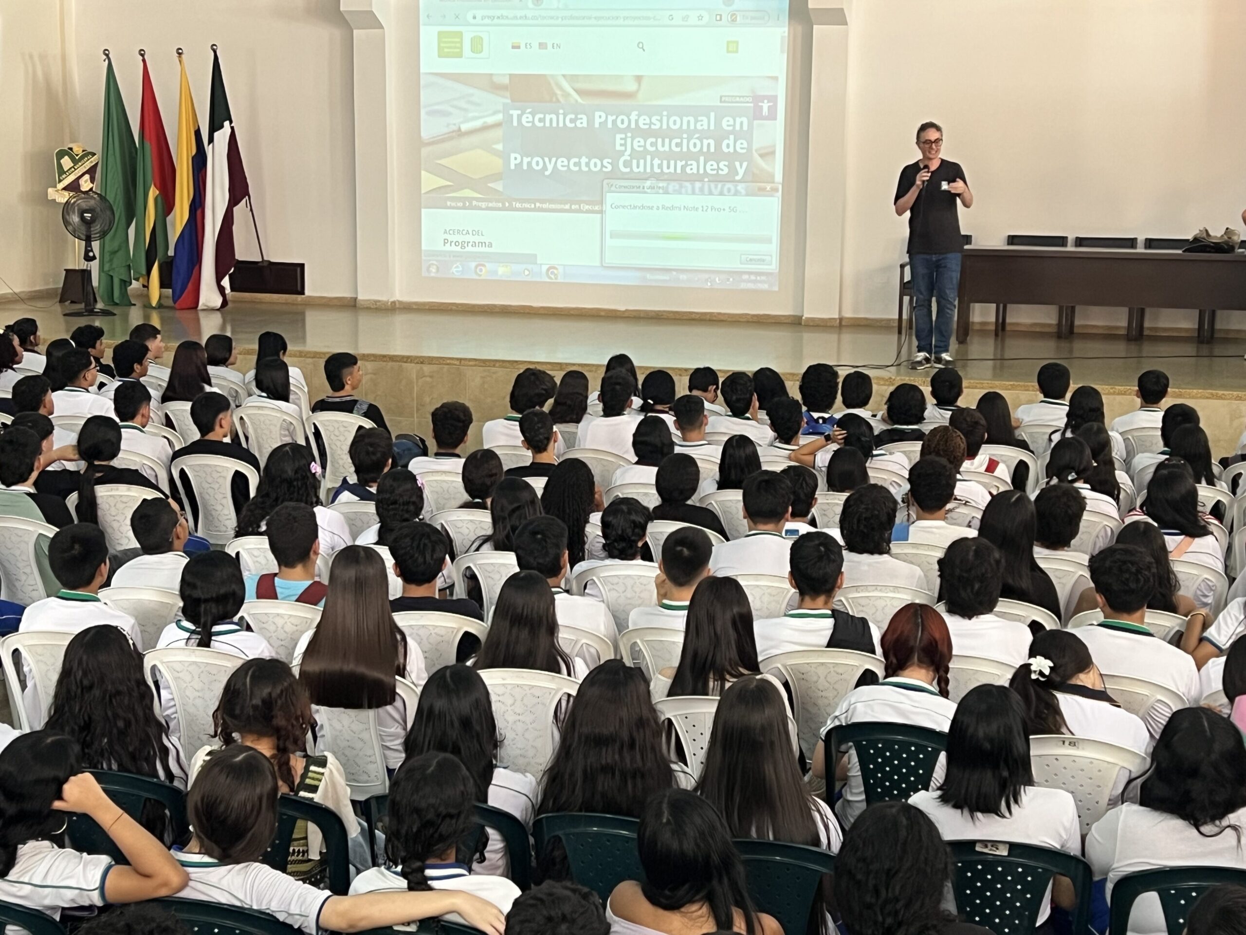 Profesor habla ante estudiantes