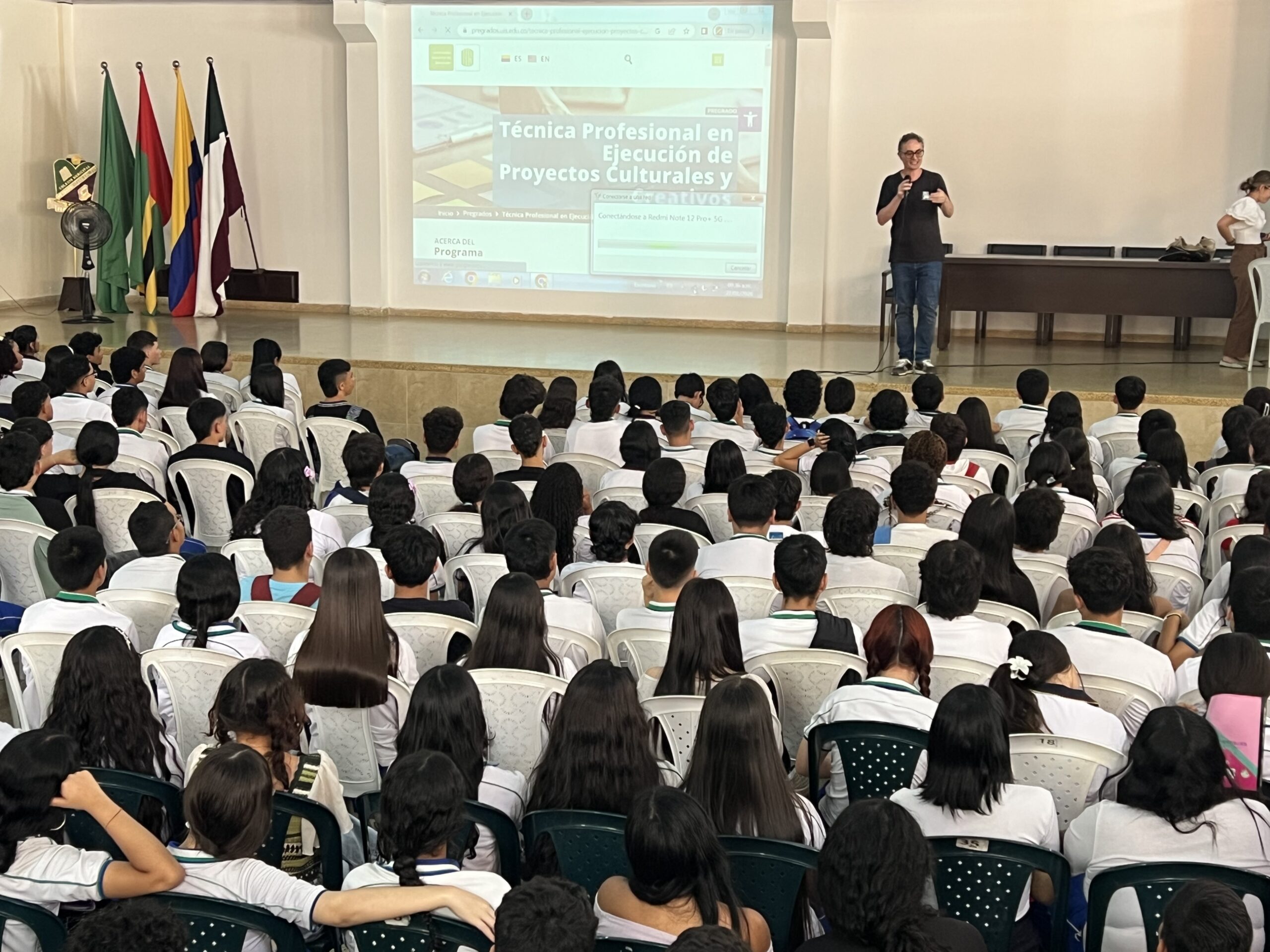 Profesor habla ante estudiantes