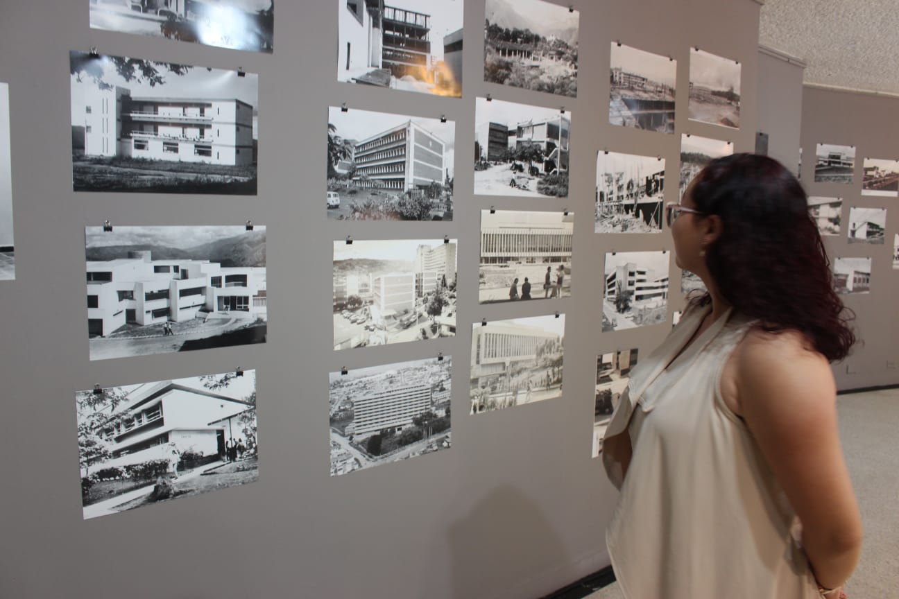 Imagen de asistente a la exposición