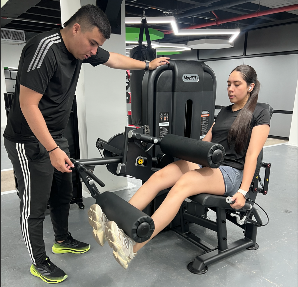 Mujer entrenenado en Gimansio UIS