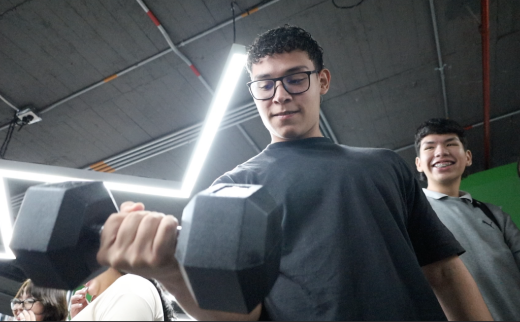 Hombre joven levantando una mancuerna