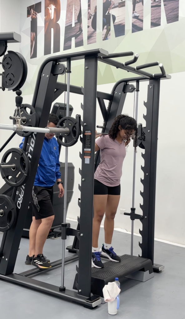 Mujer joven utilizado máquina de ejercicio