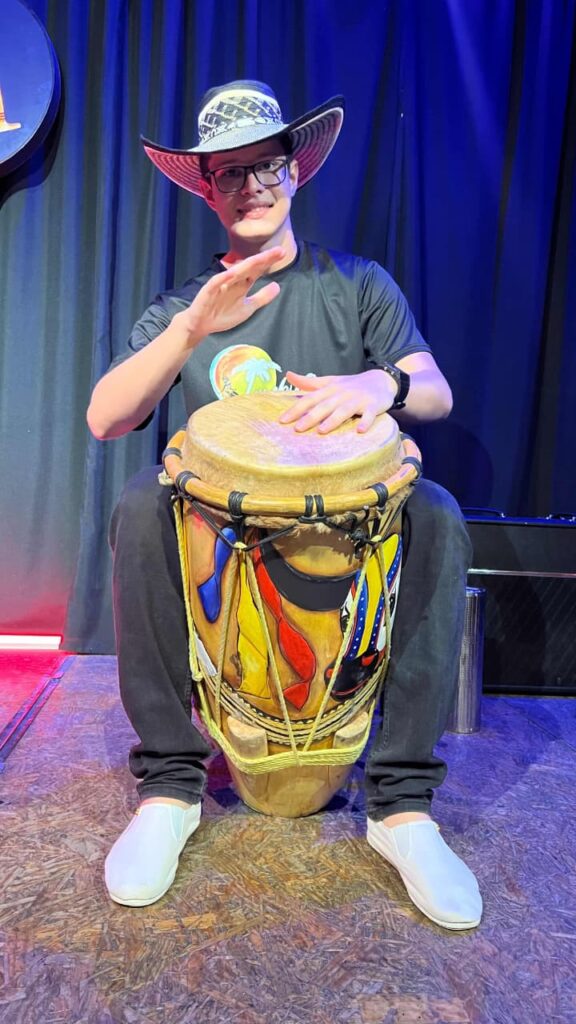 Artista tocando el tambor