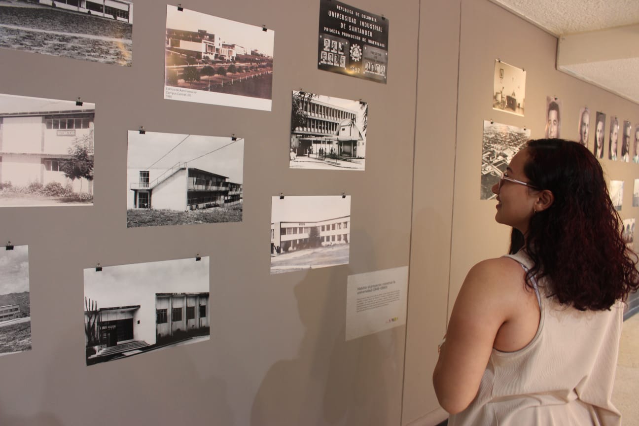 Imagen que muestra a una asistente durante la exposición.