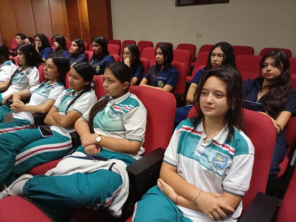 Estudiantes de décimo en el evento Una cita con la ciencia 2026-1