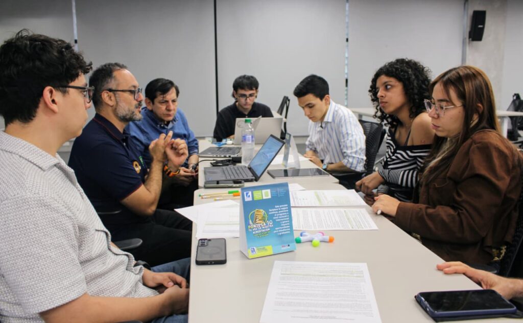 Profesores y estudiantes del pregrado de Derecho trabajando en el proceso de autoevaluación.