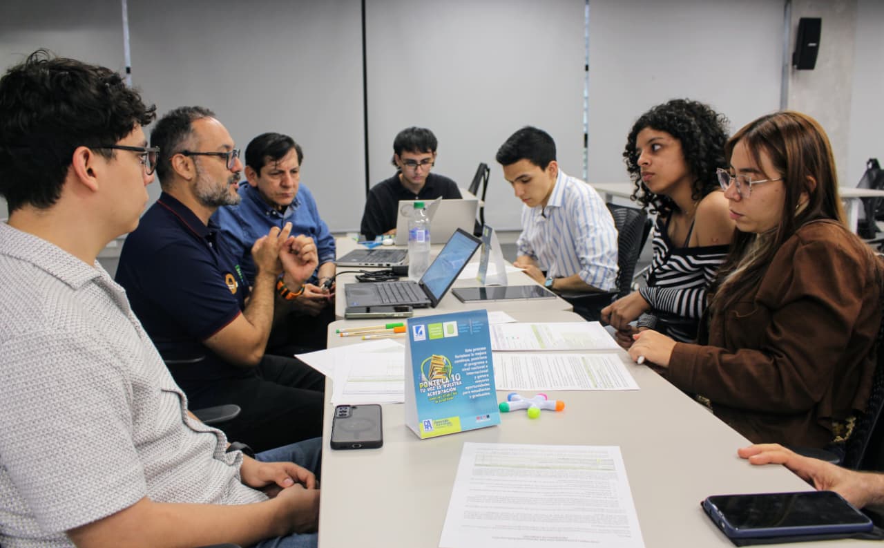 Profesores y estudiantes del pregrado de Derecho trabajando en el proceso de autoevaluación.