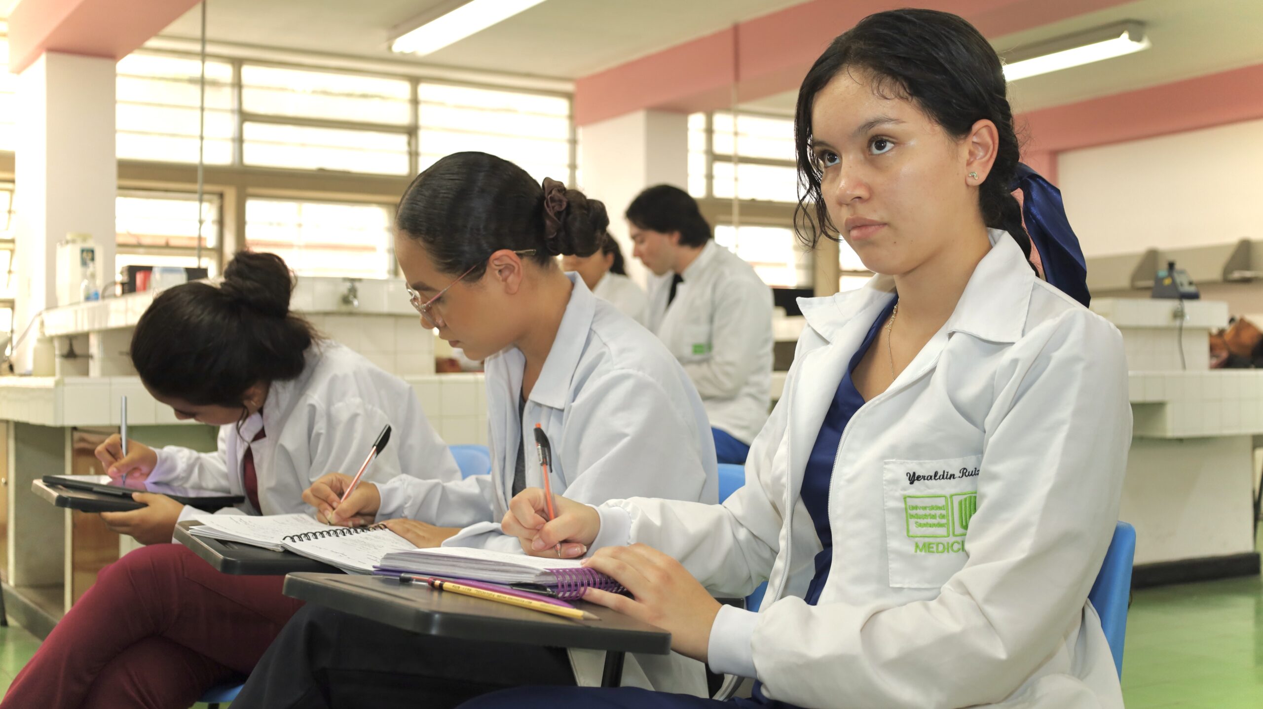 Estudiantes de Medicina en clase