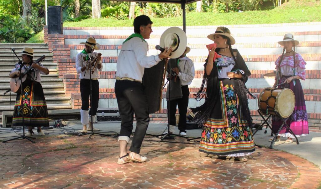 Dance performance by the UIS Diapasón String Ensemble.