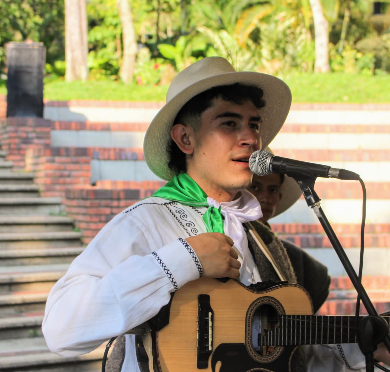 Vocalista del Grupo de Cuerdas Diapasón UIS.
