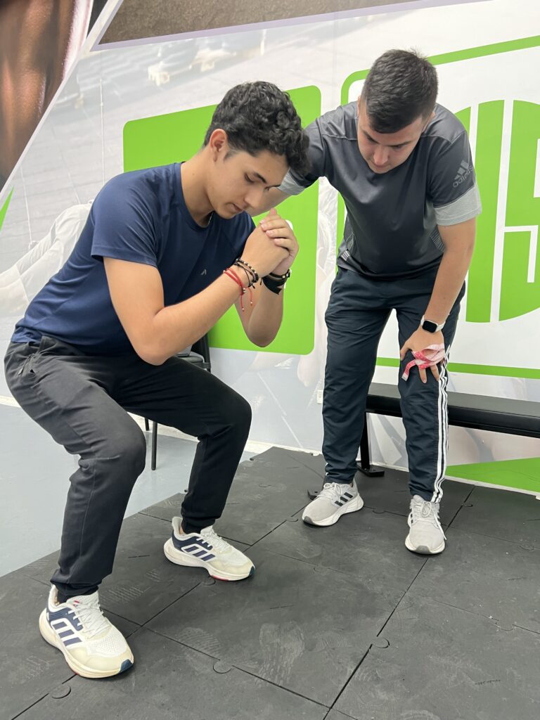 Hombre entrenando en gimnasio