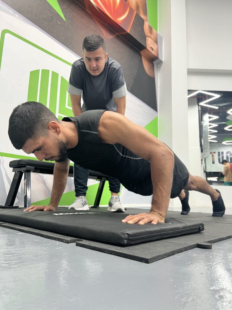 Entrenamiento con instructor en gimnasio