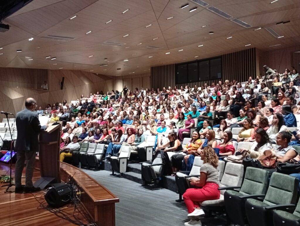 Vicerrector administrativo en celebración del día de la mujer UIs 2026