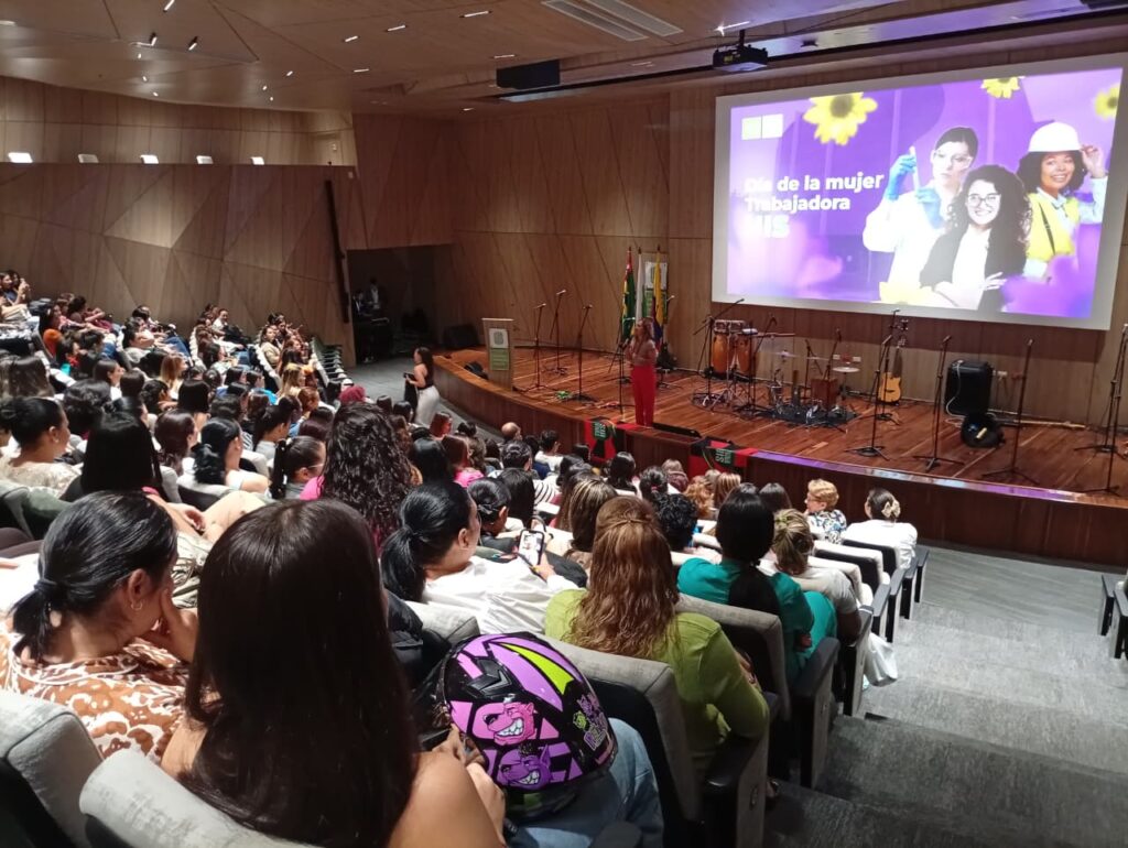 Plano general celebración 8M UIS 2026