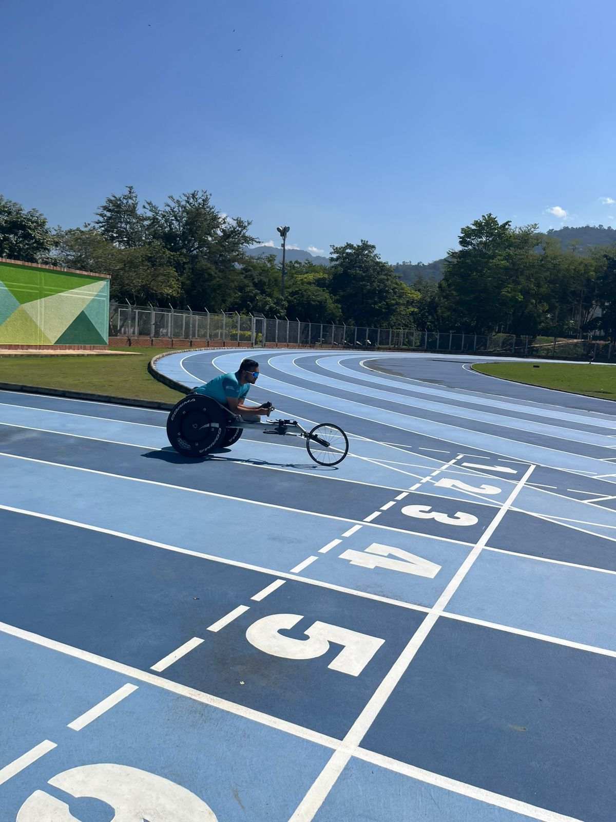 Jonathan Sebastián Delgado en la pista de atletismo