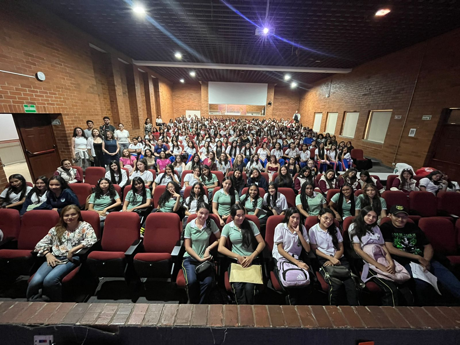 Grupo de estudiantes de 11 colegios del departamento asistentes a Inspírate entre científicas 2026