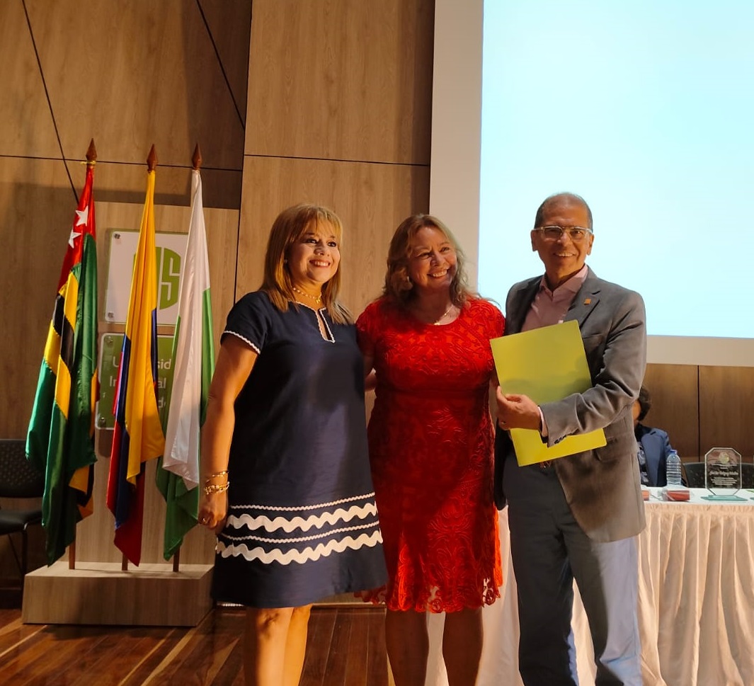 FAVUIS presented a recognition award to UIS for its support.