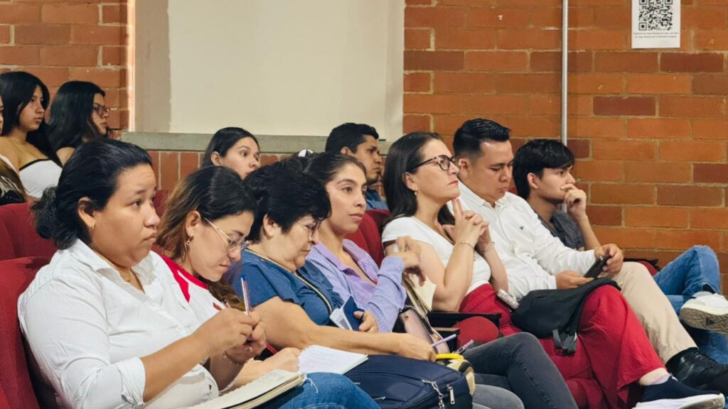 Asistentes atentos a la charla 