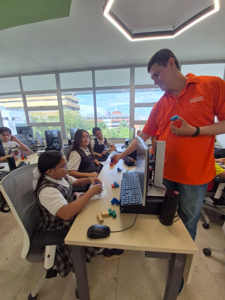 Apilando bloques forman figuras y refuerzan lo aprendido