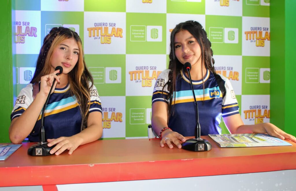 Estudiantes participando en el estand UIS.