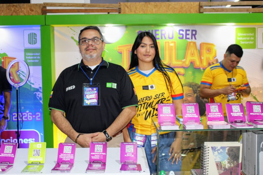 Profesionales UIS brindando información en la feria Campus 2026.