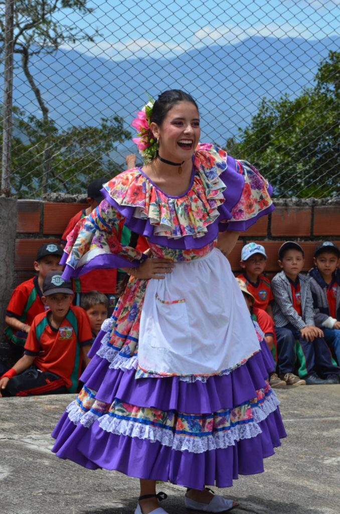 Grupo de danzas en Molagavita