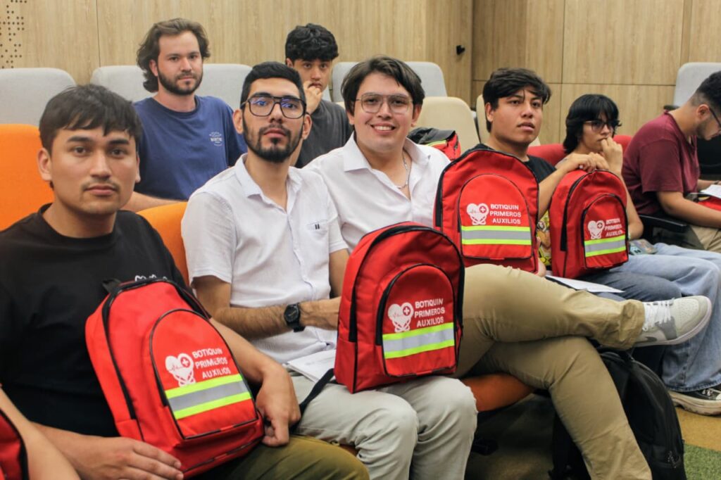 Estudiantes con los nuevos botiquines.