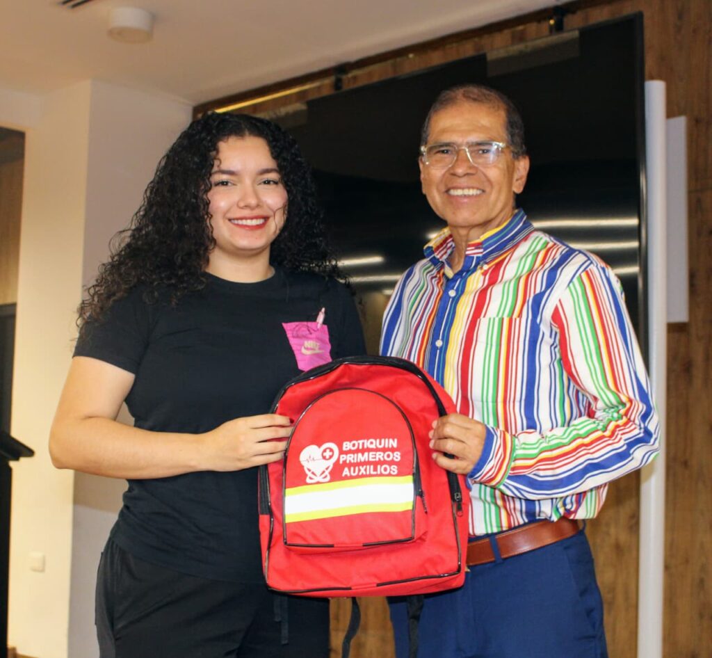 Estudiante recibiendo el botiquín.