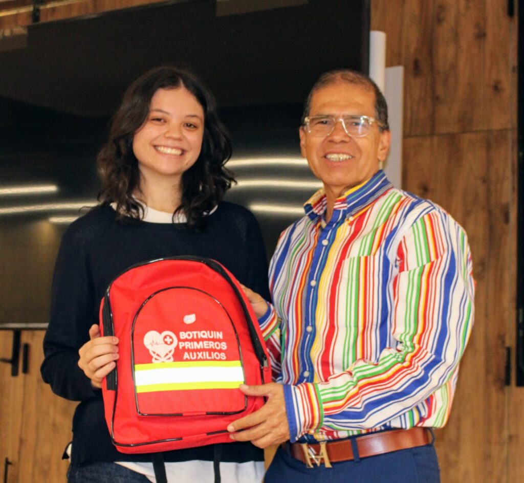 El vicerrector administrativo, Gerardo Latorre Bayona, entregando los botiquines.