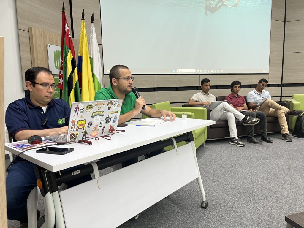 Espacio de foro con estudiantes en Floridablanca