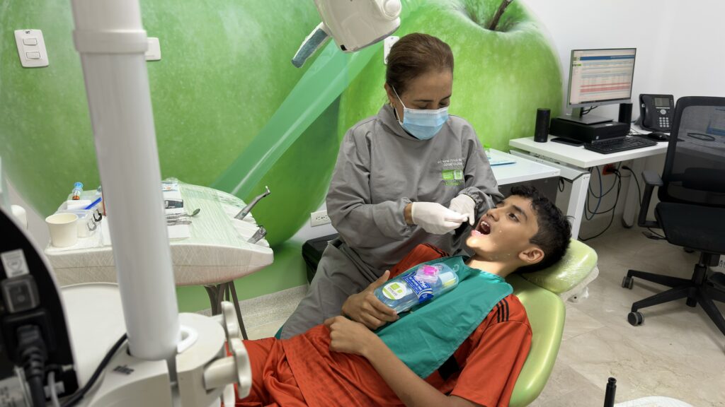 Niño en jornada de salud oral