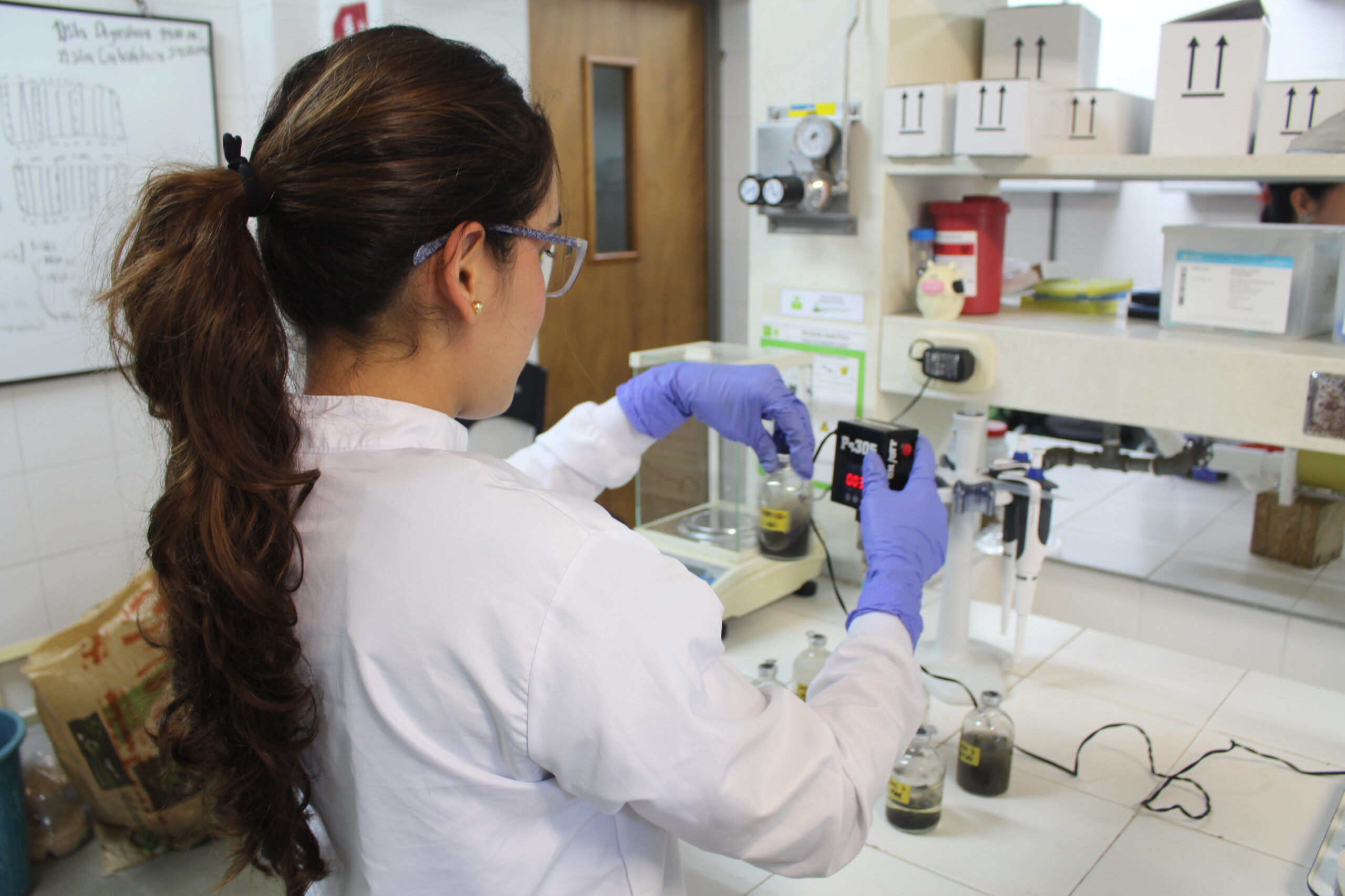 Investigadora UIS dentro de un laboratorio de Química