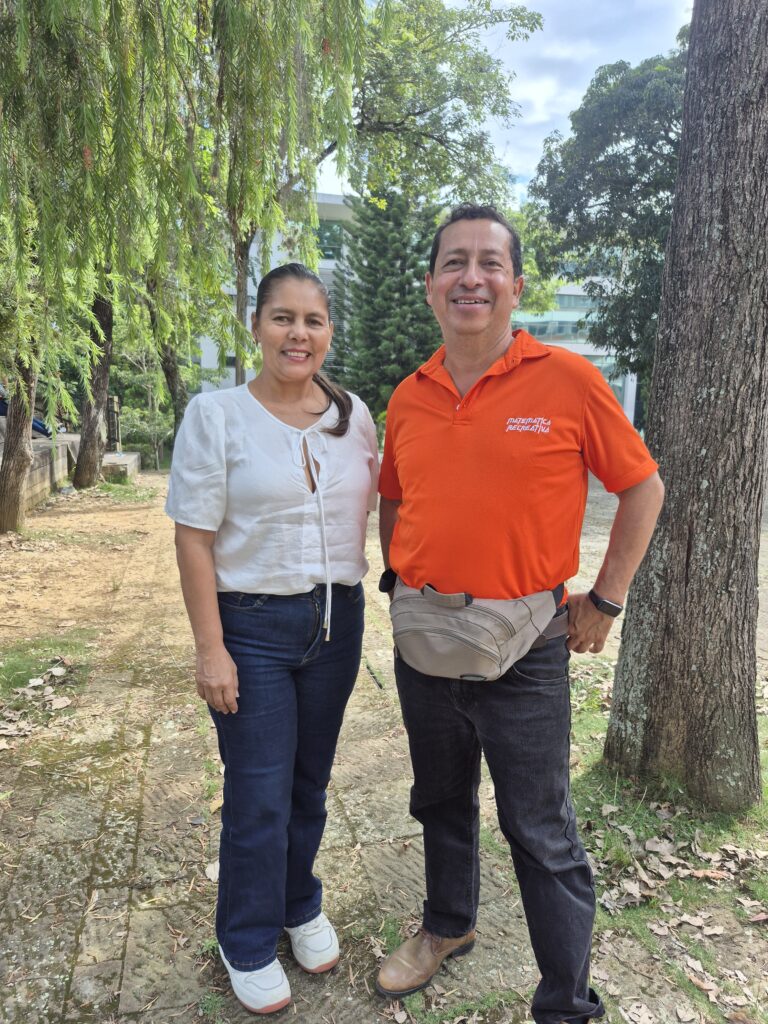 El profesor Daniel y la profesora Claudia, acompañan a los estudiantes desde los distintos roles como mediadores en el aprendizaje.