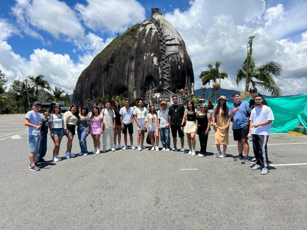 La imponente Piedra del Peñol le dio la bienvenida al grupo de estudiantes. Aquí aguardando su turno para subirla.