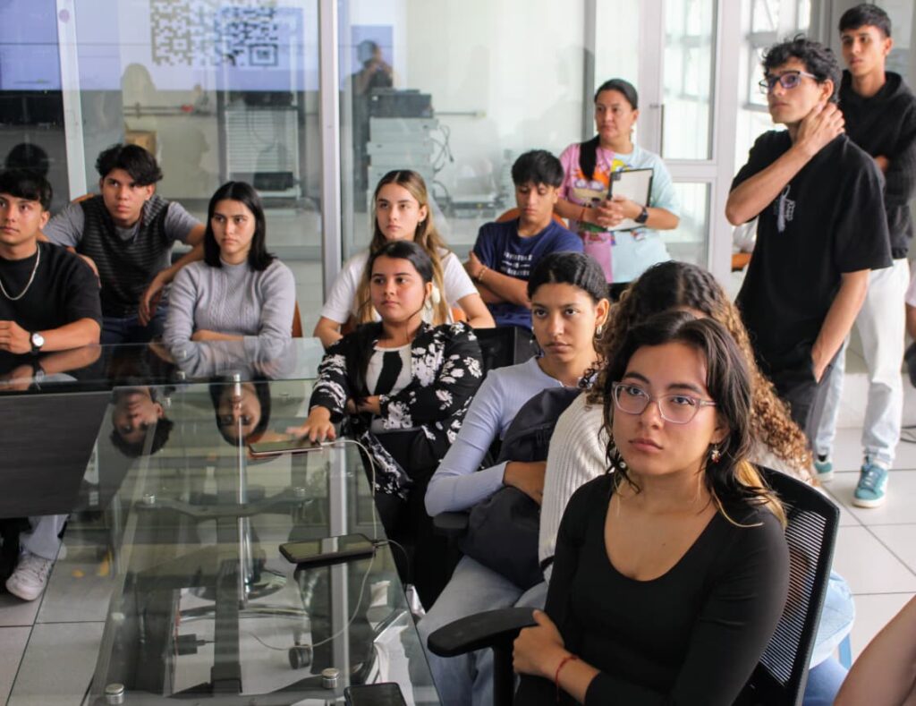 Estudiantes visitando el laboratorio de súpercomputación.