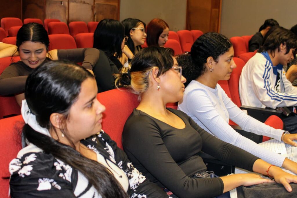 Estudiantes en charla sobre la creación de contenido.
