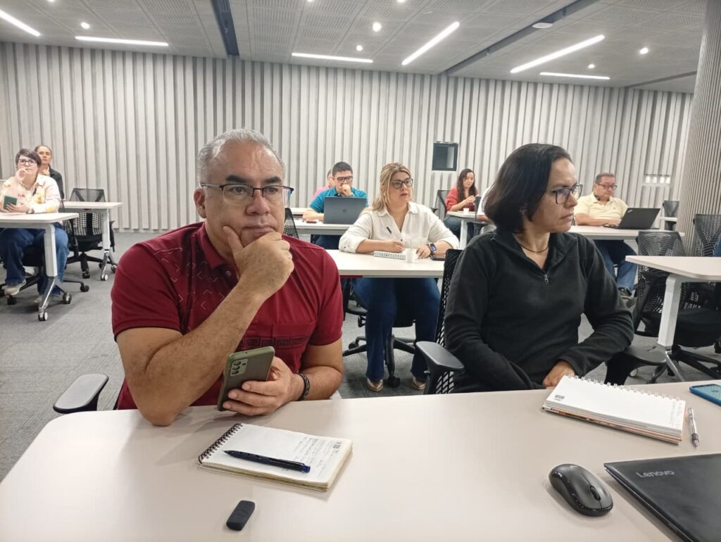 Profesores asisten al taller sobre convenio de doble titulación