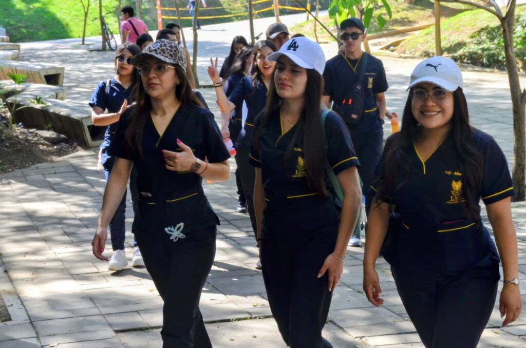Estudiantes de la UPTC entrando a bienestar universitario de la UIS