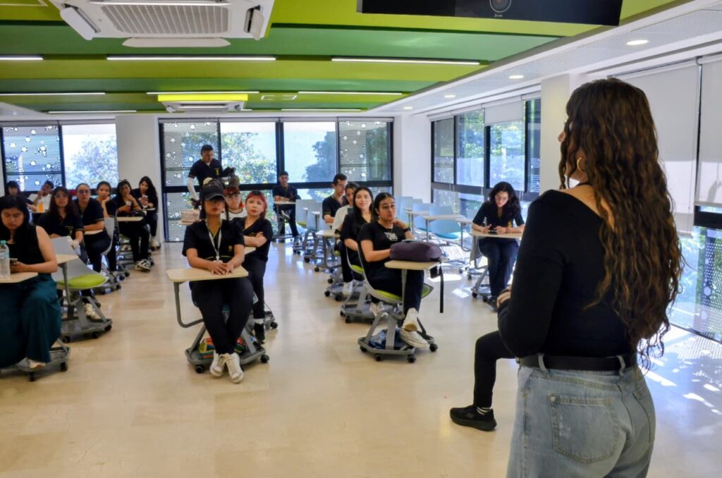 Claudia Ortiz directora SEA recibe la visita de estudiantes de la UPTC