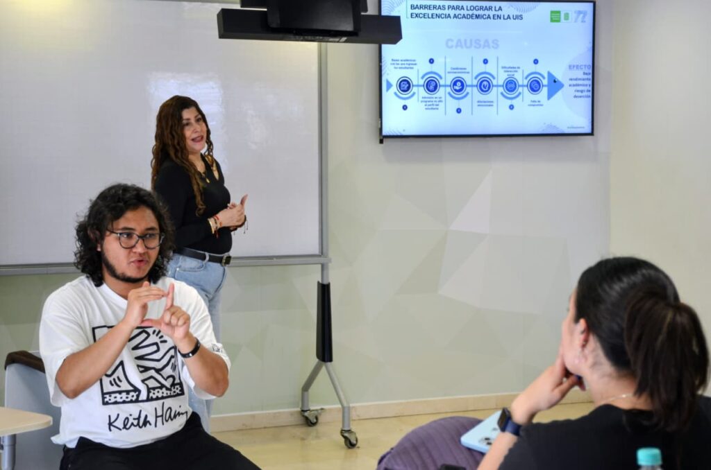 Estudiante de la UPTC traduce a lengua de señas capacitación de la directora del SEA UIS