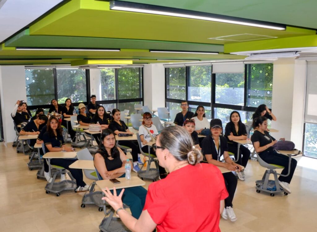 Profesional UIS expone la estrategia SEANeurocognitivo a estudiante de la UPPC