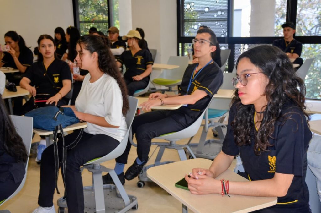 Estudiantes de la UPTC en la Sala SEA de la UIS