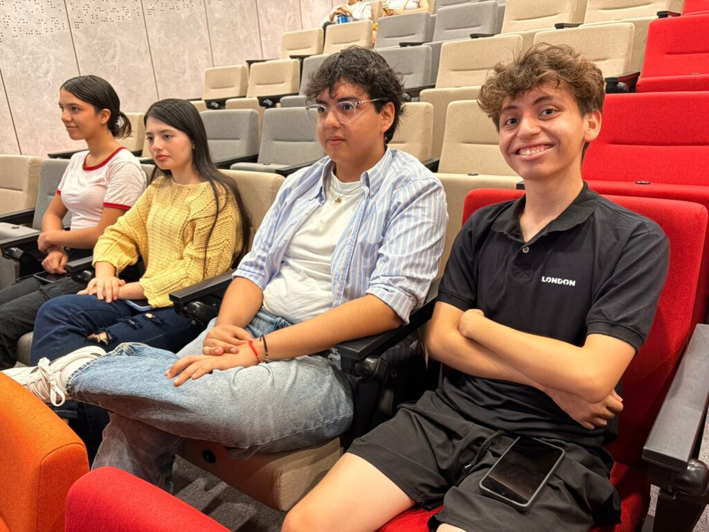 Estudiantes UIS asistentes al coloquio “Semióticas y pensamiento indígena: sentidos que tejen la vida y el territorio”,