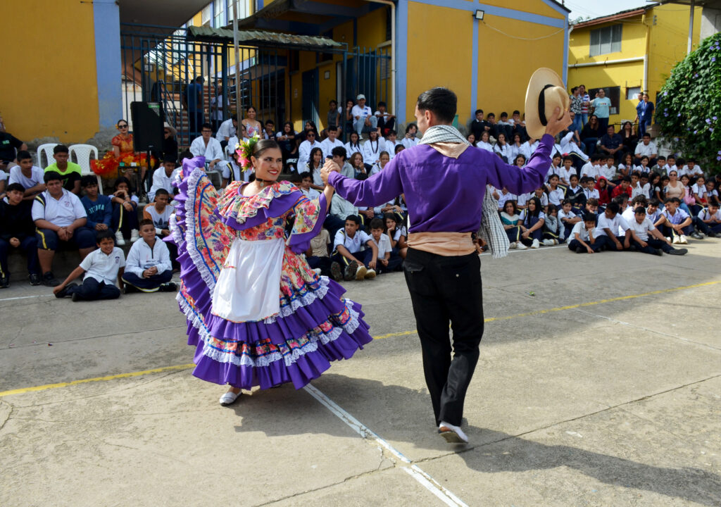 Agrupación de danza UIS en colegio de Girón. 