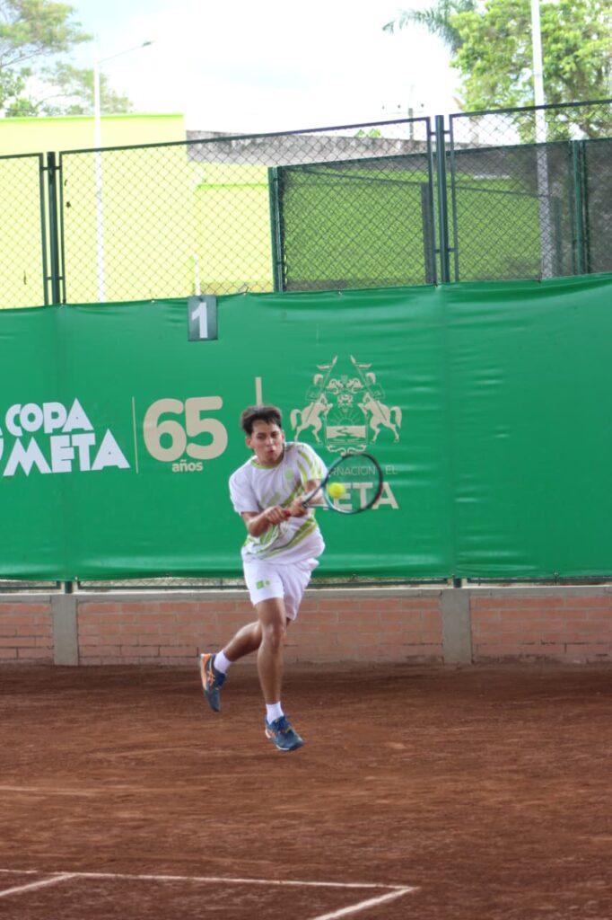 Imagen de una jugada de tenis de campo