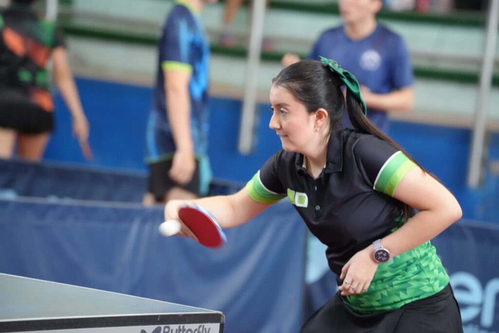 Imagen de una deportista de tenis de mesa