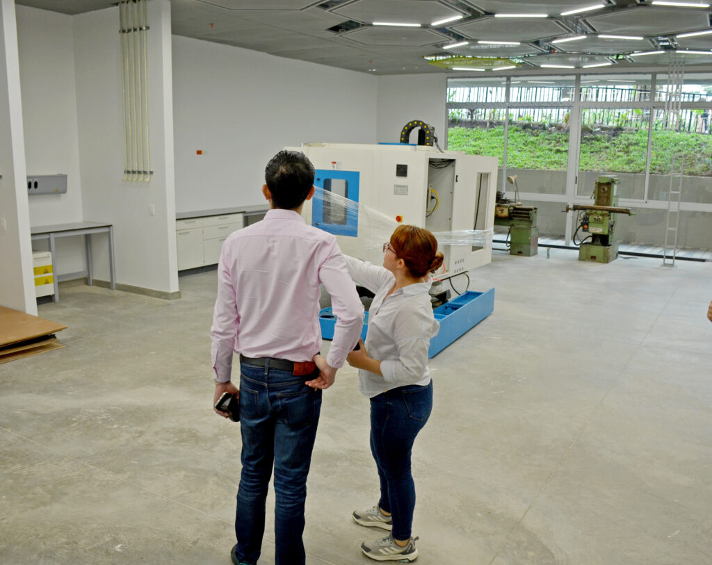 Ingeniera Jennifer Africano junto al MinEducación Daniel Rojas