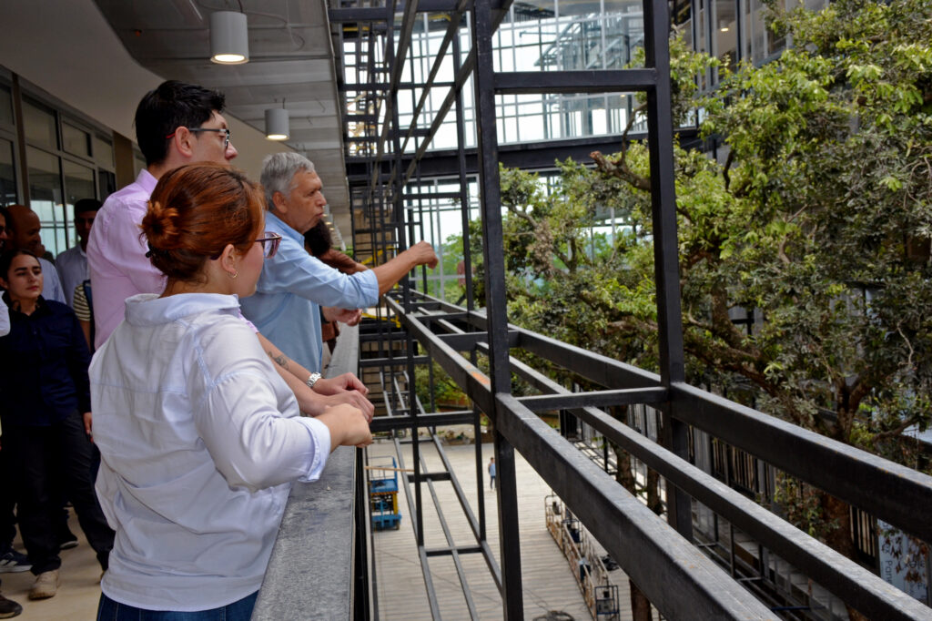 Rector UIS muestra edificio de Fisicomecánicas al MinEducación
