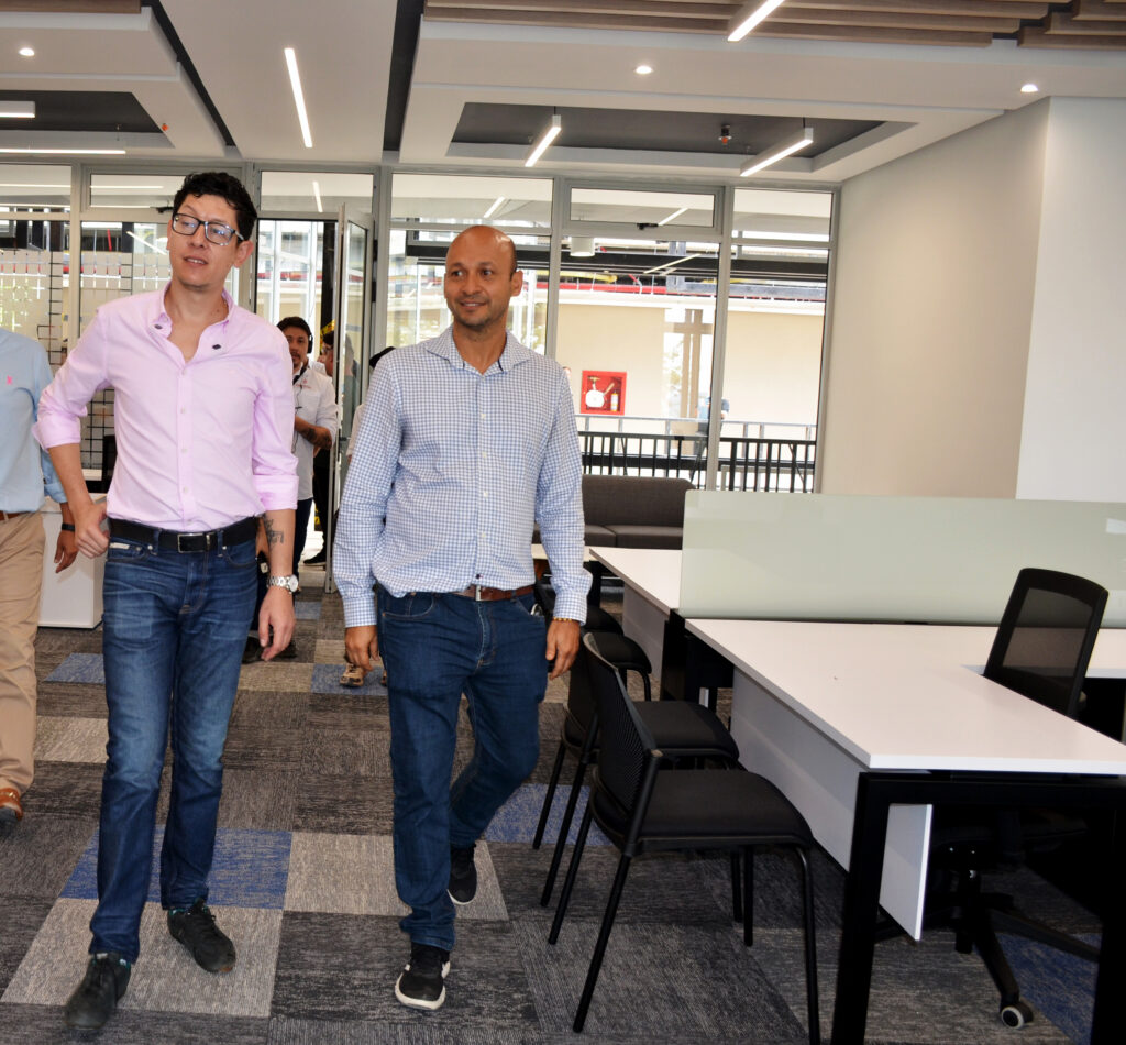 Decano de Ing. Fisicomecánicas muestra nuevo edificio a Mineducación. 