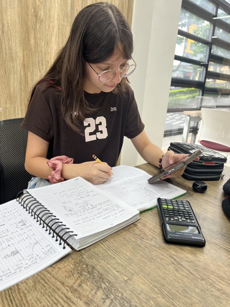 Joven estudiando cálculo en la Biblioteca UIS Floridablanca